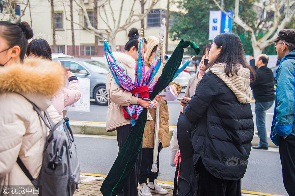 宾馆后面站街 _ 百度翻译.,酒店门口站的人叫什么