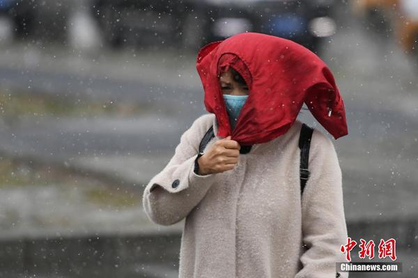 美女技师按摩24小时上门服务 _ 明紫檀长桌